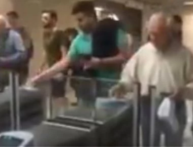 Απίστευτες εικόνες στο μετρό: Τρεις-τρεις περνάνε από τις μπάρες εισιτηρίων! (βίντεο)